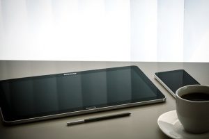 tablet, smartfon i filiżanka z kawą